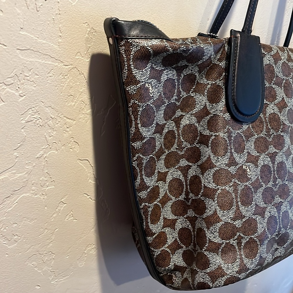 COACH Coated Canvas Signature Taxi Tote Tan - Picture 13 of 14